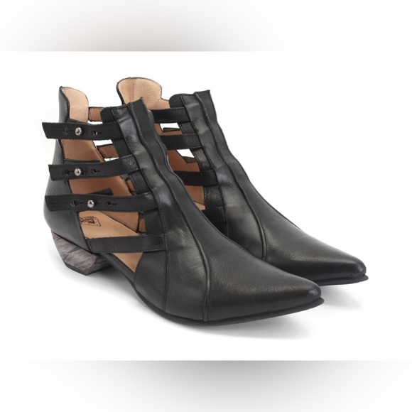 John Fluevog Shoes - John Fluevog Truth Bekkie Black
Strappy Leather Gorh Designer Ankle Boots Sz 8
